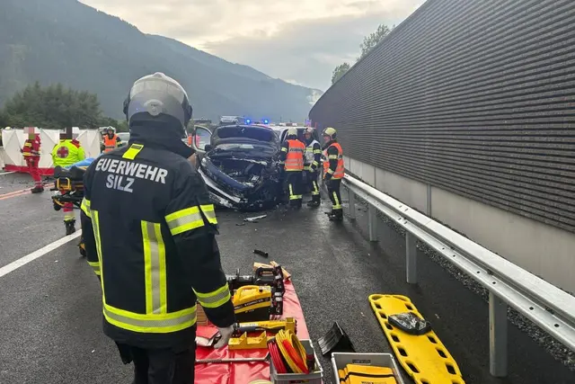 Ein Pkw und ein Kleintransporter kollidierten auf der A12 bei Mötz frontal. | Foto: Freiwillige Feuerwehr Silz