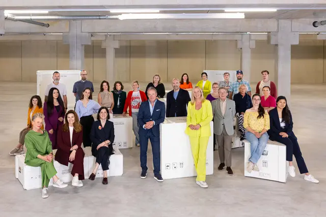 Die Geschäftsführung mit dem gesamten Team des Familienunternehmens.  | Foto: Kunsttrans.com
