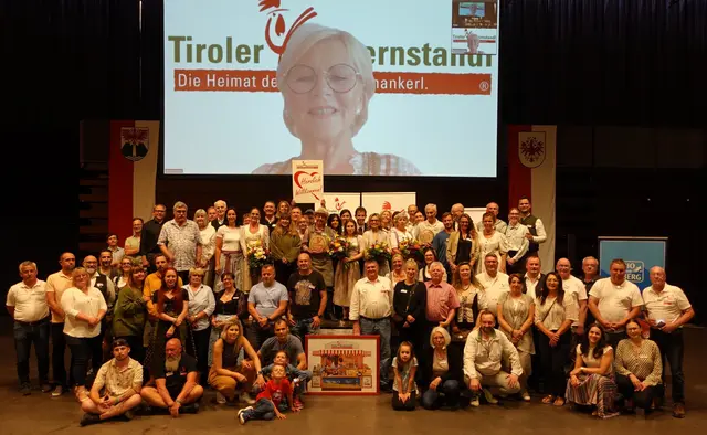 Die Tiroler Bauernstandl-Familie präsentierte sich und feierte in St. Anton am Arlberg. | Foto: Klaus Wendling