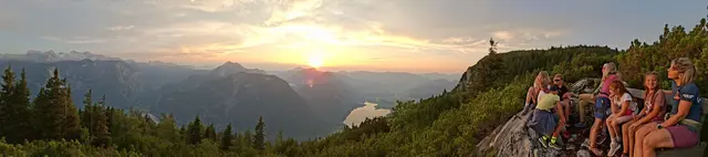 Gemeinsam den Sonnenuntergang genießen. | Foto: Bankhammer/Naturfreunde Obertraun
