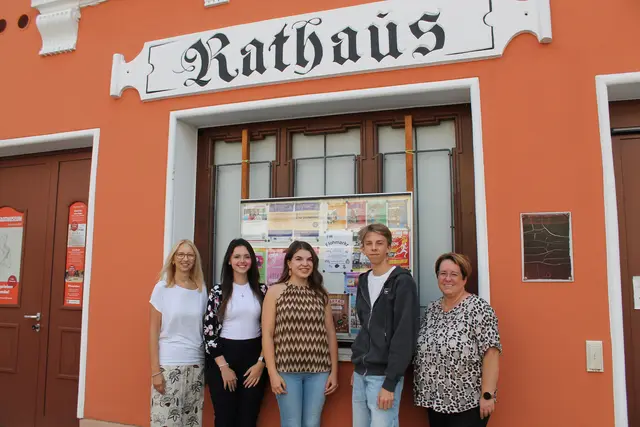 Im August sind die Ferialpraktikant:innen Ajla Hatic, Ines Voglauer und Tobias Holzinger sowohl im Rathaus als auch im Bauhof im Einsatz (Mitte).  | Foto: Gemeinde