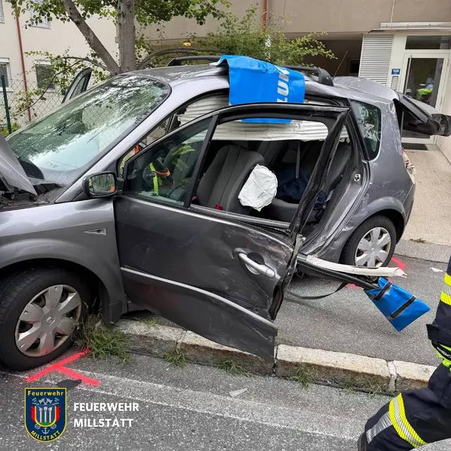 Der Autofahrer wurde durch die Kollision in seinem Fahrzeug eingeschlossen.  | Foto: Feuerwehr Millstatt