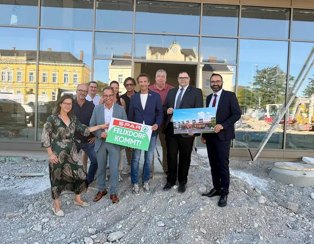 Bei der Gleichenfeier anwesend waren v. l.: SPAR Projektleiterin DI Christina Gsenger, Bmst. Wolfgang Plangl, Amtsleiter Andreas Jagschitz, SPAR Vertriebsleiter Prok. Josef Schroll, Technikerin der Baufirma Plangl Marcia Pruckner, Planer Bmst. Michael Pruckner, Gewog-GF Roland Kreuter, Vize-Bgm. Günther Straub, NR-Abg. Thomas Elian und Bgm. Andreas Hueber. | Foto: Wien-Süd