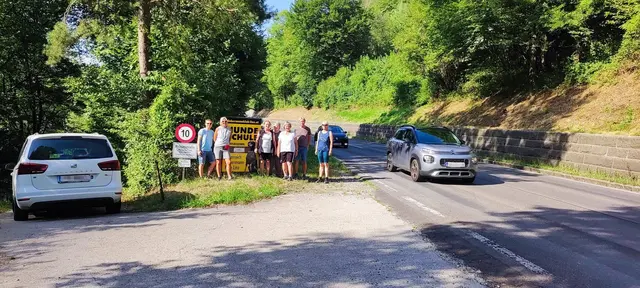 Die Klubpräsidentin Inge Ebersstaller setzt sich zusammen mit einigen Mitgliedern der Hundeschüle für eine Verlängerung der 50 km/h-Beschränkung ein: V.l. Melanie Hager, Andrea Haindl, Gudrun Lehner, Christa P., Inge Eberstaller, Hans Freudenthaler, Sylvia H. | Foto: Inge Eberstaller