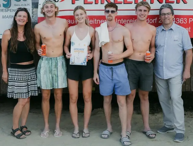 16 begeisterte Mannschaften beim Beach-Volleyballturnier in Pabneukirchen.  | Foto: Marlene Kastenhofer