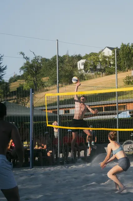16 begeisterte Mannschaften beim Beach-Volleyballturnier in Pabneukirchen.  | Foto: Marlene Kastenhofer