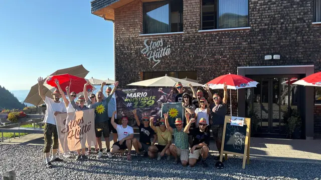 Das österreichische Team auf der Alm bei der Stoos Hütta. | Foto: Mario Hofstadler