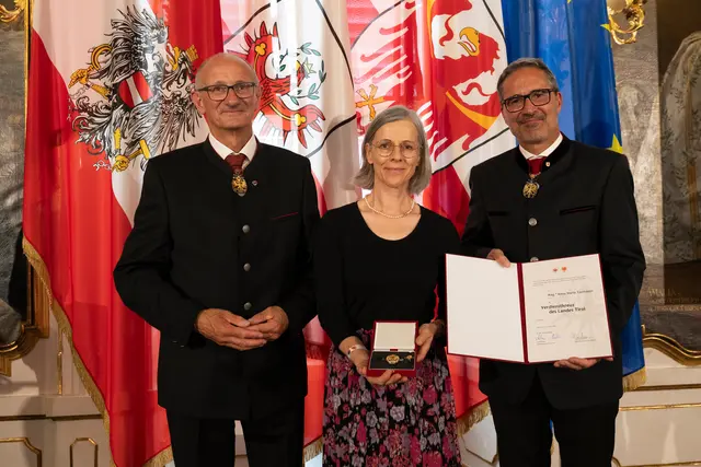 Das Verdienstkreuz für Anna Maria Tovmasov aus Zams. | Foto: Land Tirol/Sedlak