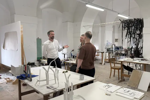  Im Bild: Landeshauptfrau-Stellvertreter Stefan Schnöll im Gespräch mit Martina Berger-Klingler (interimistische Leiterin der Sommerakademie) und Alexey Lazarev (Kursteilnehmer aus Montreal). | Foto: Land Salzburg/Bernhard Kern