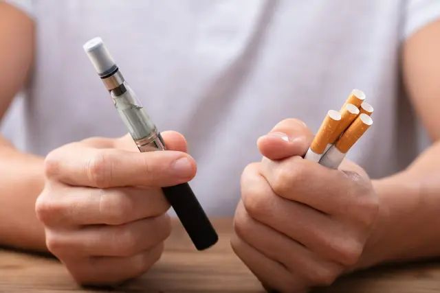 E-Zigaretten und Vapes sind bei der Jugend beliebter als die klassische Zigarette. | Foto: Panthermedia/AndreyPopov