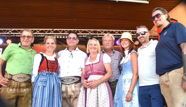 Der Blumencorso war einer der letzten offiziellen Auftritte für Helmut Berger (4. v. re.) als Bürgermeister. | Foto: Klaus Kogler