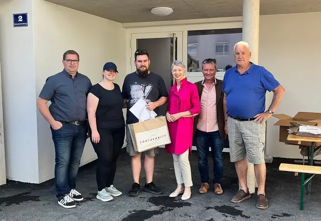Gaby Schaunig überreichte gemeinsam mit Johann Wolfgang Grilz (ganz rechts), Thomas Leitner (ganz links) und Wolfram Stöby (zweiter von rechts) die Schlüssel an die neuen Mieterinnen und Mieter. | Foto: Büro LHStv.in Schaunig