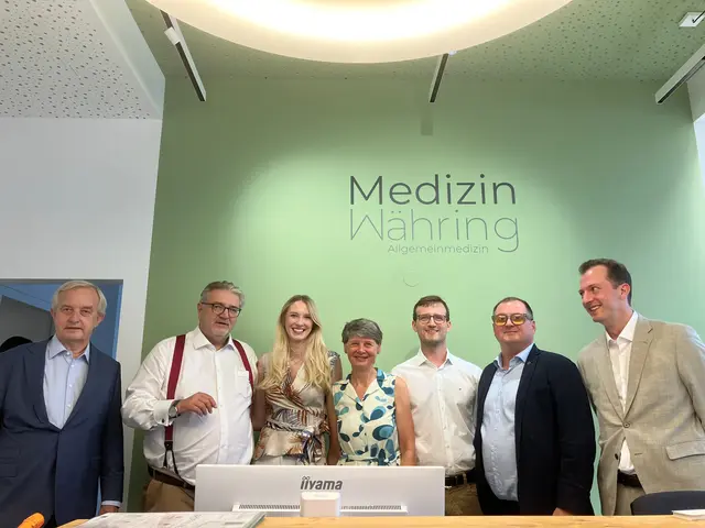 Das Team hinter Medizin Währing zeigt sich zusammen mit Gesundheitsstadtrat Peter Hacker (SPÖ, z.v.l.) und Bezirkschefin Silvia Nossek (Grüne, m.) erfreut über die Eröffnung.   | Foto: ÖGK