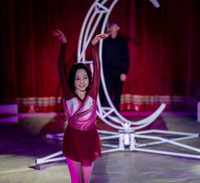 Darstellerinnen und Darsteller unterhalten die Besucherinnen und Besucher mit graziöser Luftakrobatik unter der Zirkuskuppel. | Foto: Circus Aros