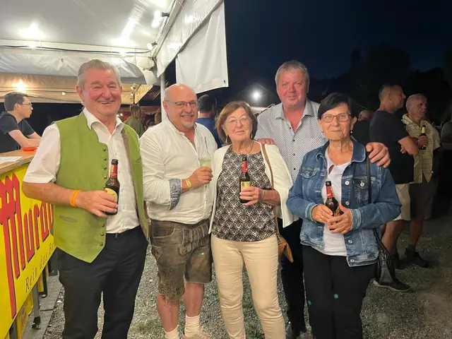 Eine besondere Sommernacht: Gemeinsam genossen Gottfried Huß, Musikschuldirektor Josef Ferk, Juliane Pozinger sowie Manfred und Agnes Huß das Konzert von Saso Avsenik und seinen Oberkrainern im Grottenhof. | Foto: MeinBezirk