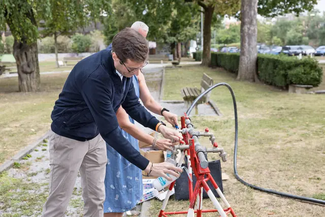Franz Kirl beim Ausschenken des Brucker Wassers | Foto: Stadt Bruck – Meieregger