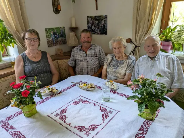 Besuch zum 80er in Reinsberg: Jubilarin Maria Baumann (2.v.r.) mit Ehemann Karl Baumann (r.) sowie Anna Gassner und Franz Stamminger von der Senioren-Ortsgruppe  | Foto: NÖs Senioren – Ortsguppe Reinsberg