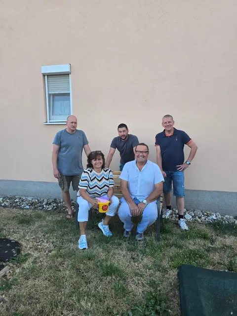 Das neue Bankerl bei der Schwarzataler Siedlung lädt Eltern und Großeltern zum gemütlichen Plaudern ein, während die Kinder den Spielplatz erobern. | Foto: Hinterberger