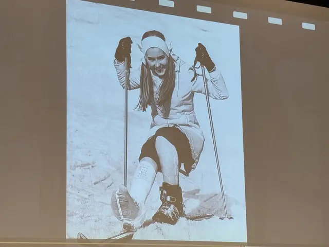 Man kann auch mit einem Gipsfuß Ski fahren. | Foto: Skimuseum Werfenweng