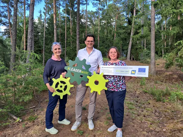 LEADER-Managerin Sabine Klimitsch, LEADER Obmann Bernhard Heinl und Projektverantwortliche Susanne Bauer (Geschäftsführerin vom Verein Forum Wald und Gesundheit) im Heilwald Göttweig.
 | Foto: REV DNM
