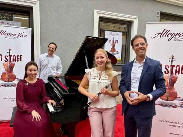 Eva Wang mit Nikolaus Straka, Linda Gittmaier und Vahid Khadem-Missagh. | Foto: Markus Kahrer