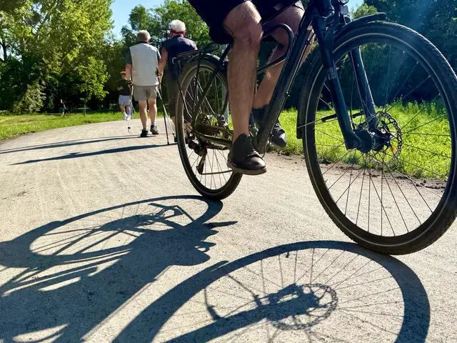 Ein Liesinger betont, dass der Weg für Radfahrer rutschig sei. | Foto: BV23/E. Genitheim