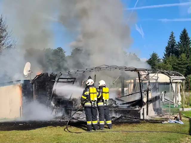 Der Wohnwagen brannte vollständig aus. | Foto: FF Keutschach
