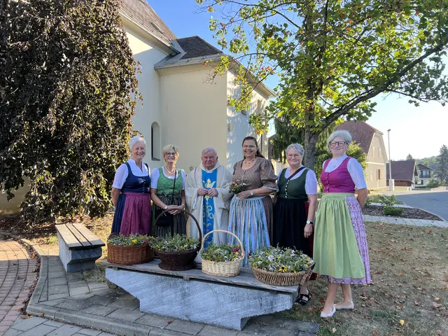 Die Kräuterbüscherl der Frauenbewegung fanden bei den Gottesdienstbesucherinnen und Gottesdienstbesuchern wieder großen Anklang. | Foto: Frauenbewegung