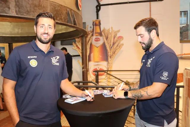 Goalie Joe Cannata mit Steven Strong | Foto: MeinBezirk/Chiara Kresse