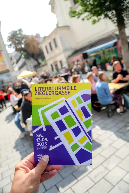 Für das Programm der Literaturmeile Neubaugasse 2026 verantwortlich zeichnen auch heuer die Autoren und Literaturvermittler Peter Clar und Martin Peichl. | Foto: Christian Fürthner