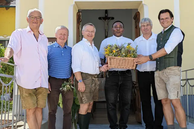 Hubert Sumetzberger, Alois Gehringer, Vize-Bgm. Eduard Sanda, Pater Pascal, Leopold Jäger, Bgm. Bernhard Heinl | Foto: Marktgemeinde Michelhausen