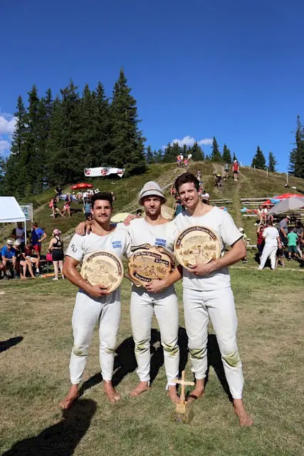 Mit großem Stolz werden die Trophäen präsentiert. | Foto: Salzburger Rangglerverband