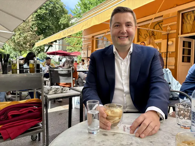 Als passionierter Espresso-Trinker bestellt sich Sicherheits- und Gesundheitsstadtrat Michael Raml (FPÖ) im Sommer gerne einen "Affogato" (Espresso mit einer Kugel Vanilleeis). | Foto: MeinBezirk