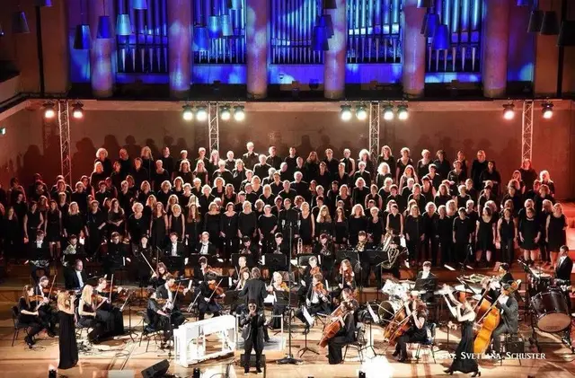 Orchester, Live-Band, Tänzer und Sandmalerei sollen den Massenchor bei seinem großen Auftritt in Kufstein begleiten. | Foto: Svetlana Schuster