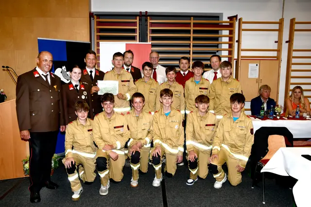 Die Feuerwehrjugend Breitenbach wurde beim Ehrenabend als „Team of the year“ ausgezeichnet. | Foto: Armin Naschberger 