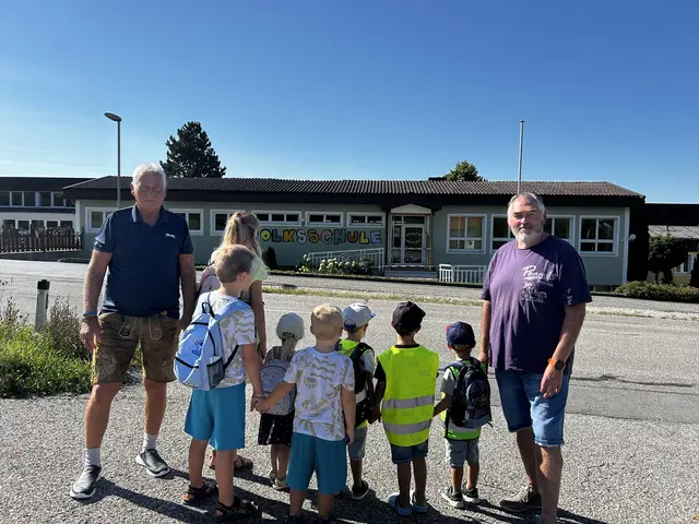 FPÖ-Fraktionsobmann Friedrich Hochradl, Kinder aus der Gemeinde Geretsberg und Gemeinderat Günther Hochradl freuen sich über mehr Sicherheit auf Geretsbergs Straßen. | Foto: FPÖ Geretsberg