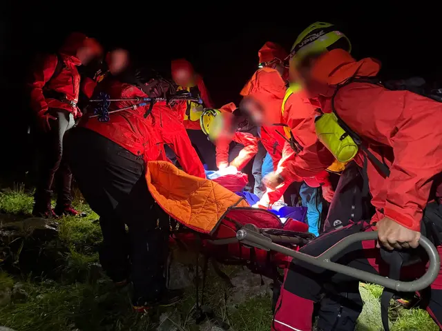 Der Verunfallte wurde für seinen Abtransport in einer Vakuummatratze verpackt. | Foto: Bergrettung Lieser-Maltatal
