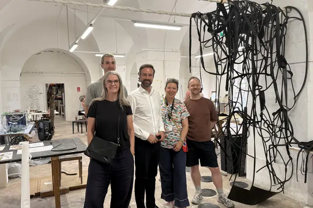 Im Bild: Landeshauptfrau-Stellvertreter Stefan Schnöll bei der Sommerakademie auf der Festung Hohensalzburg mit Julie Hayward (Künstlerin und Lehrende), Elischa Tarik Geissbühler (Künstler und Co-Lehrender), Martina Berger-Klingler (interimistische Leiterin der Sommerakademie) und Alexey Lazarev (Kursteilnehmer aus Montreal). | Foto: Land Salzburg/Bernhard Kern