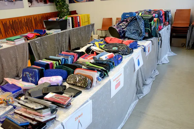 Vor Schulstart werden in zwei Amtshäusern Schulsachen verteilt. | Foto: Sprachmann/ GB*