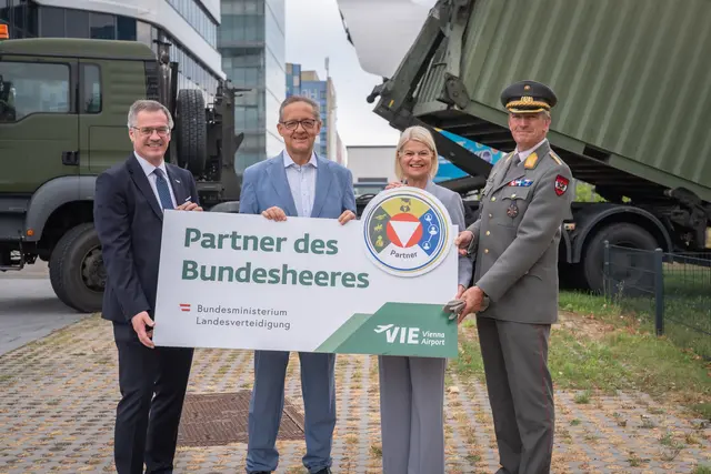 Wolfgang Scheibenpflug, Geschäftsbereichsleiter Immobilien- und Standortmanagement der Flughafen Wien AG, Günther Ofner, Vorstand der Flughafen Wien AG, Verteidigungsministerin Klaudia Tanner und Klaus Jäger, Brigadier, Kommandant Heereslogistikschule. | Foto: Flughafen Wien
