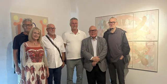 Bei der Ausstellungseröffnung (von links): Obmann Andreas Jerlich, die Eltern der Künstlerin, Vizebürgermeister Franz Josef Smrtnik, Igor Pucker und der künstlerische Leiter der Galerie, Norbert Klavora | Foto: Emma Jerlich