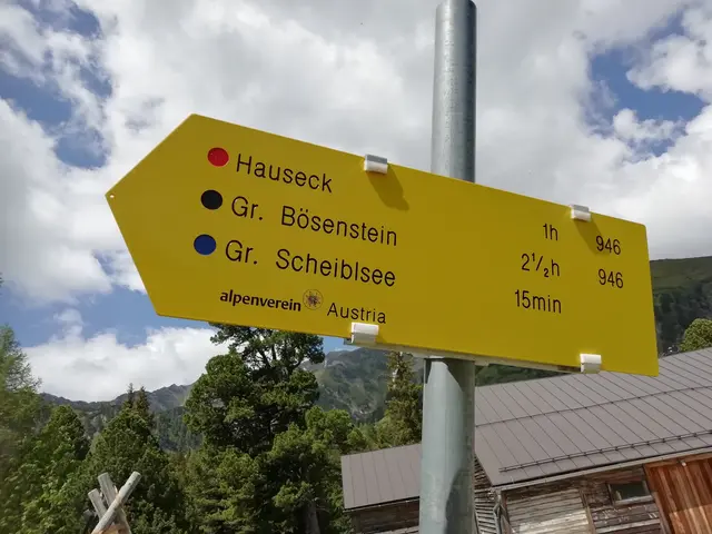 Wegweiser bei der Edelrautehütte auf das Hauseck (Region Murtal)
