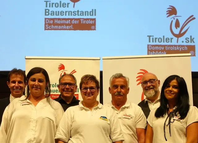 Tiroler Bauernstandl-Gründer Wolfgang Obermüller, Luciana Lombardi (Furore aus Götzis), Markus Hartmann und Karin Amann (beide Sennerei Schnifis), Max Bereuter (Sennerei Sibratsgfäll), Tiroler Käsesommelier Harald Weidacher und Sarah Lombardi (Furore aus Götzis). | Foto: Klaus Wendling