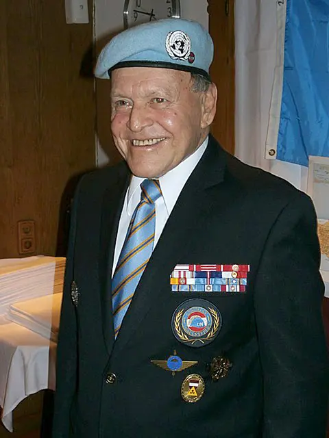 Mit dem Ritterkreuz in Silber wurde kürzlich der hoch dekorierte Völser Ex-Blauhelm Franz Köfel ein weiteres Mal ausgezeichnet. | Foto: Peacekeeper
