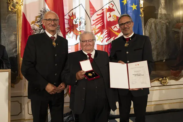 Georg Juen aus Galtür nahm das Verdienstkreuz des Landes entgegen. | Foto: Land Tirol/Sedlak
