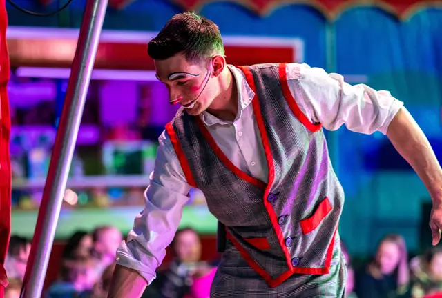 In der zwei stündigen Show präsentiert das Team des Circus Aros, unter der Leitung von Direktor Markus Reinhard, ein neues Programm. | Foto: Circus Aros