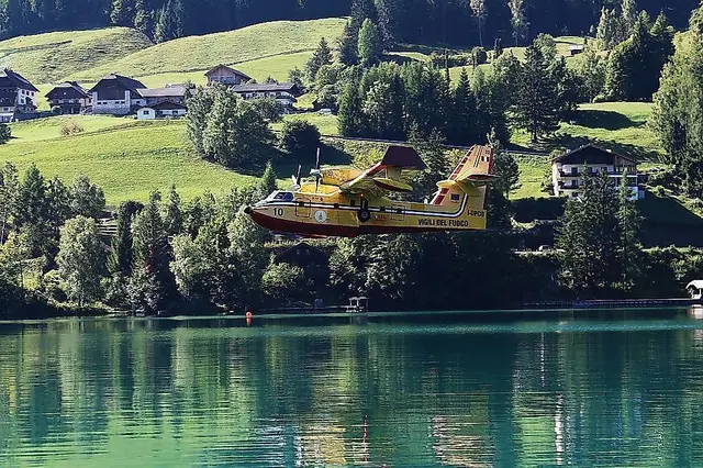 Wasseraufnahme italienisches Löschflugzeug CANADAIR am Weissensee | Foto: LPD Kärnten (Archiv 2019)