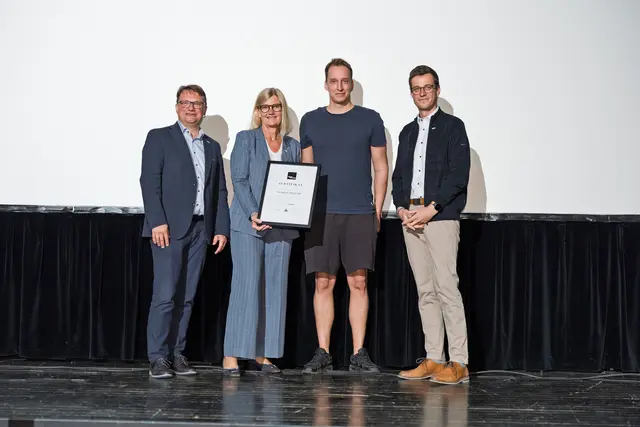 Luca Amhofer überreichte den Stadtverantwortlichen eine Auszeichnung für KI-freie Inhalte in seiner Videoproduktion. | Foto: Stadt Bruck – Meieregger