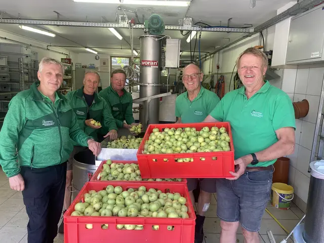V.l. Christian Vötter, Siegfried Nindl, Herbert Lassacher, Sepp Steiner und Toni Lassacher vom Obstpress-Team | Foto: Obstpresse Bramberg