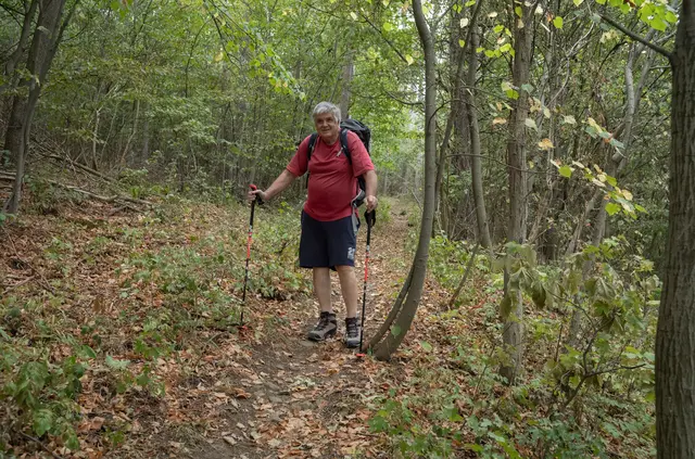 Karl Steininger in leichten Bergschuhen mit Rucksack und Stöcken. | Foto: Santrucek